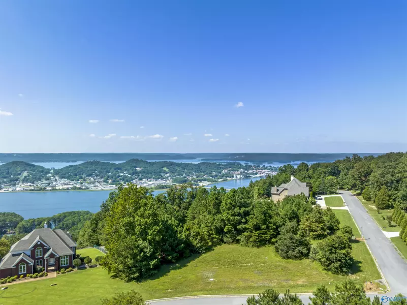 4 Fairfax Drive, Guntersville, AL 35976