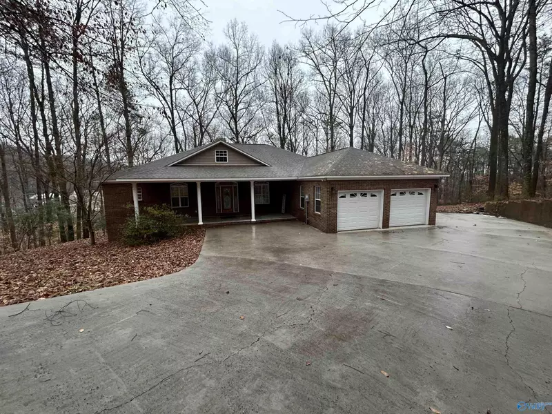 700 Tomahawk Circle, Guntersville, AL 35976