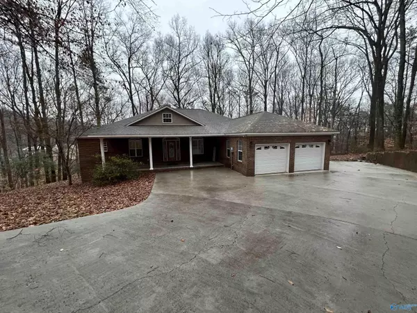 700 Tomahawk Circle, Guntersville, AL 35976