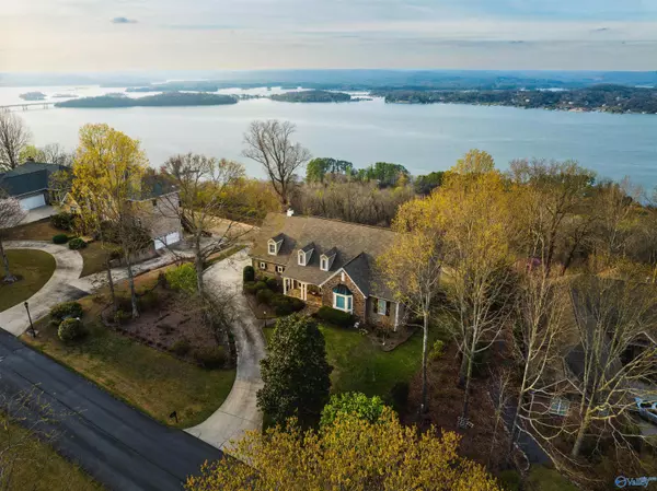 375 Panorama Way E, Guntersville, AL 35976