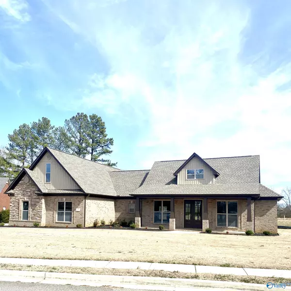 2106 Covington Lane SW, Decatur, AL 35603