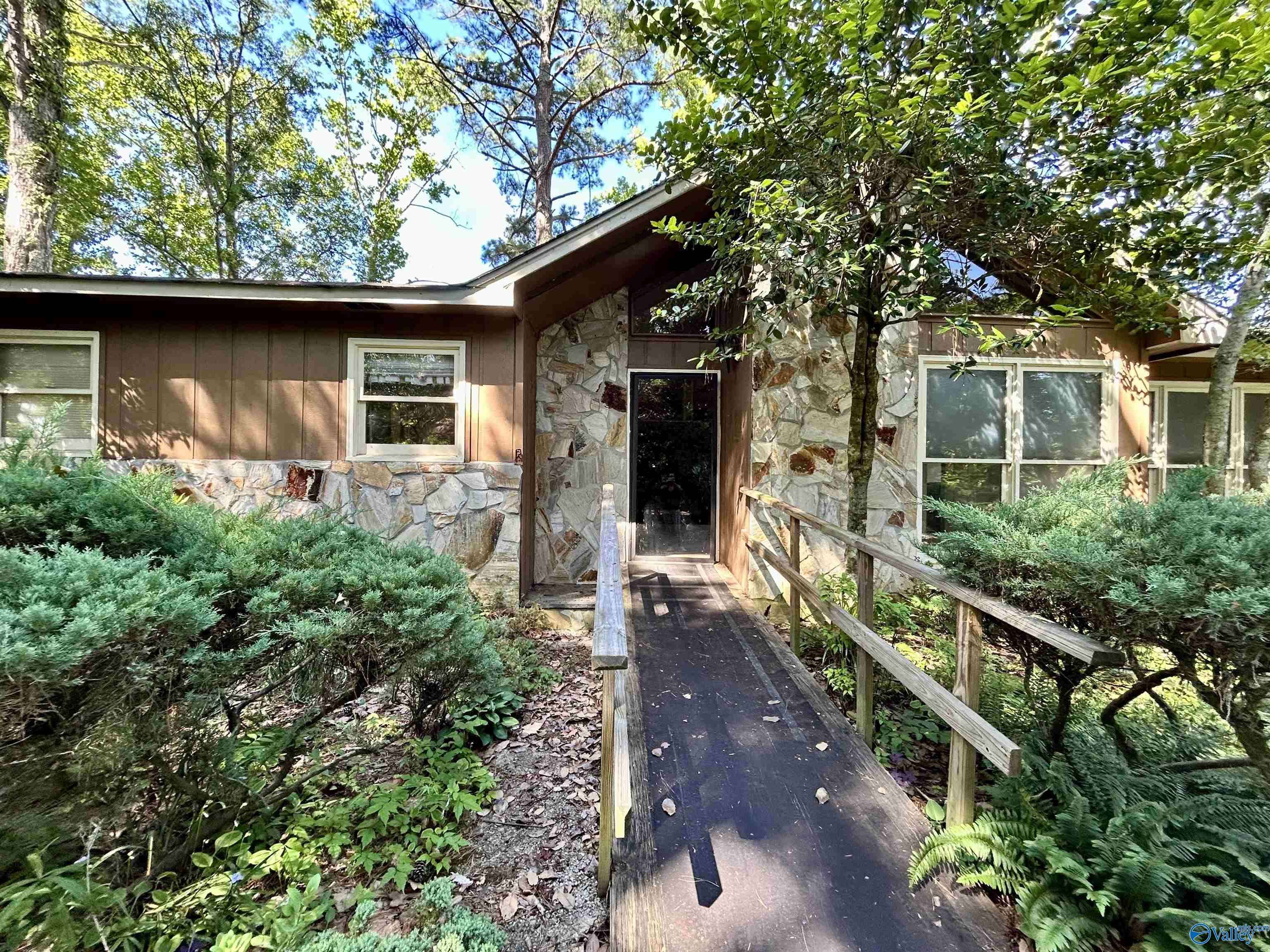 224 Calhoun Drive, Rainbow City, AL 35906