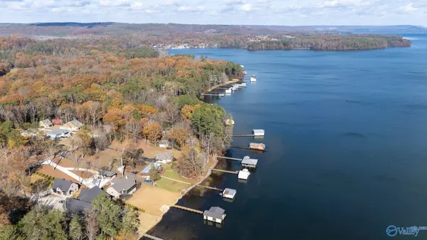 833 Point Of Pines, Guntersville, AL 35976