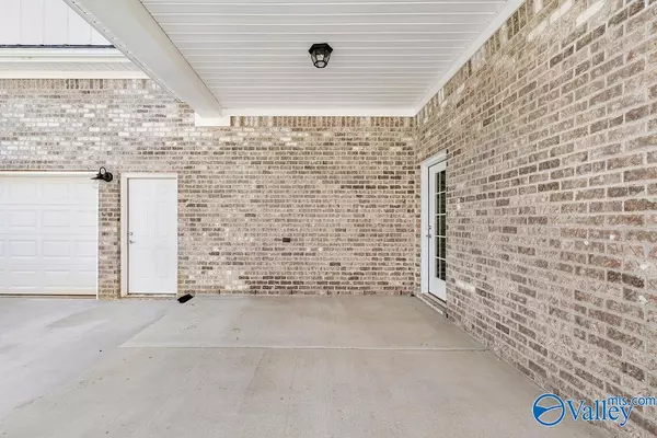 Athens, AL 35611,14422 NW White Creek Trail