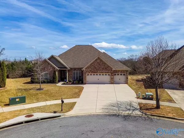 4555 Blairmont Drive SE, Owens Cross Roads, AL 35763
