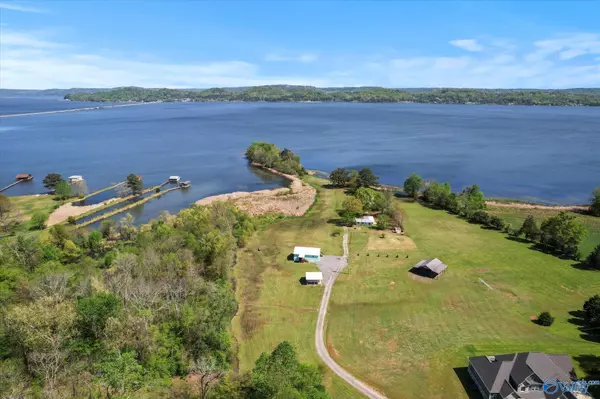 241 Bennett Private Drive, Guntersville, AL 35976