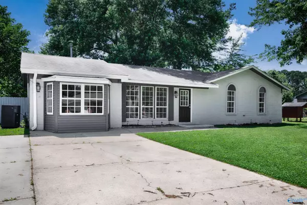 1007 Honeysuckle Lane SW, Decatur, AL 35601