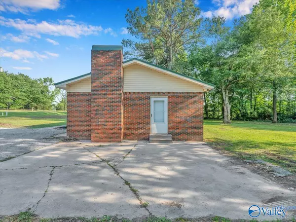 Toney, AL 35773,7004 Old Railroad Bed Road