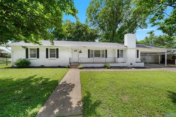 4301 Clayrest Drive NW, Huntsville, AL 35816