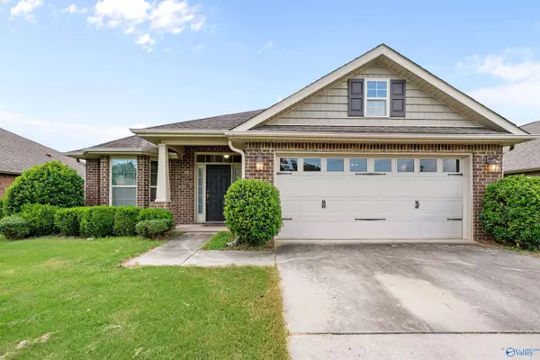 6906 Breyerton Way SE, Owens Cross Roads, AL 35763