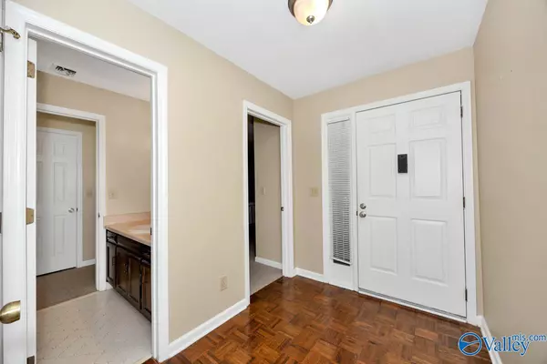 Huntsville, AL 35802,2004 Woodlawn Drive SW #2004