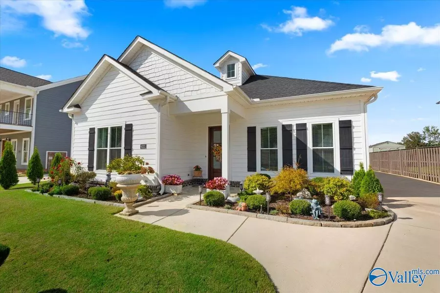 6221 Pembrook Pond Place SE, Owens Cross Roads, AL 35763