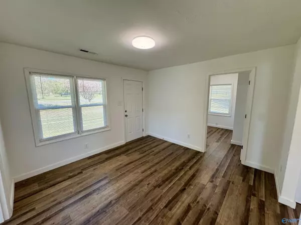 Athens, AL 35611,8448 Snake Road