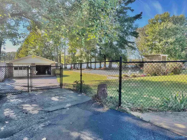 Muscle Shoals, AL 35661,145 Lakewood Drive E