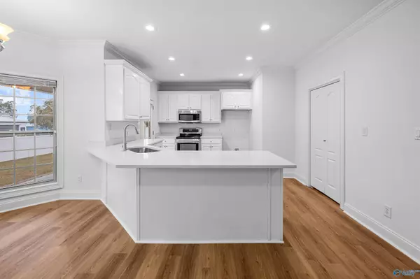 Athens, AL 35611,5804 Snake Road