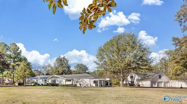 1127 Lakewood Drive NW, Hartselle, AL 35640