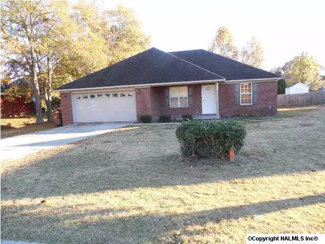 886 Pinewood Drive, Hartselle, AL 35640