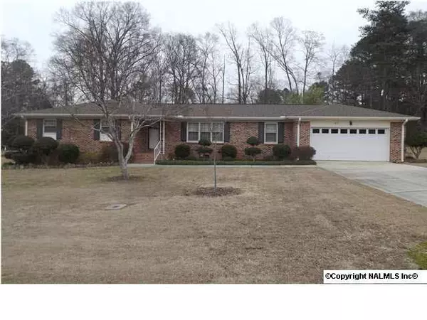 137 South Hawk Drive, Rainbow City, AL 35906