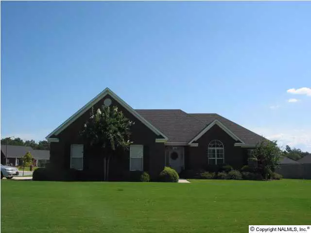 1902 SW Cedarwood Drive, Hartselle, AL 35640