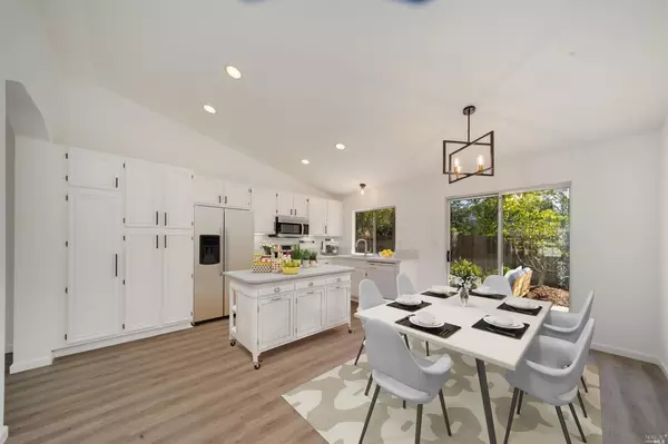 1074 La Contenta CT, Windsor, CA 95492