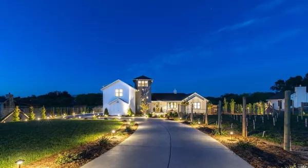 970 Thompson LN, Petaluma, CA 94952