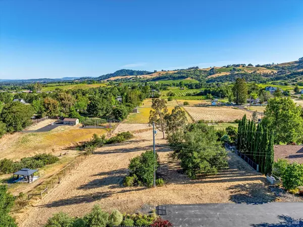 753 Dragonfly LN, Healdsburg, CA 95448