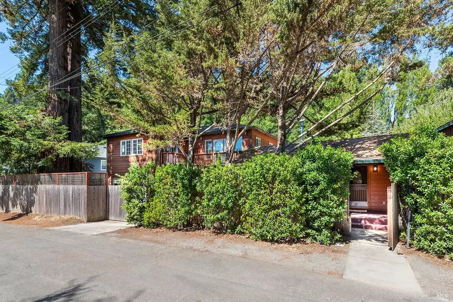 14714 Carrier LN, Guerneville, CA 95446