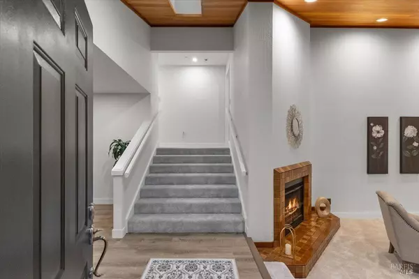 Santa Rosa, CA 95409,960 Wild Oak DR