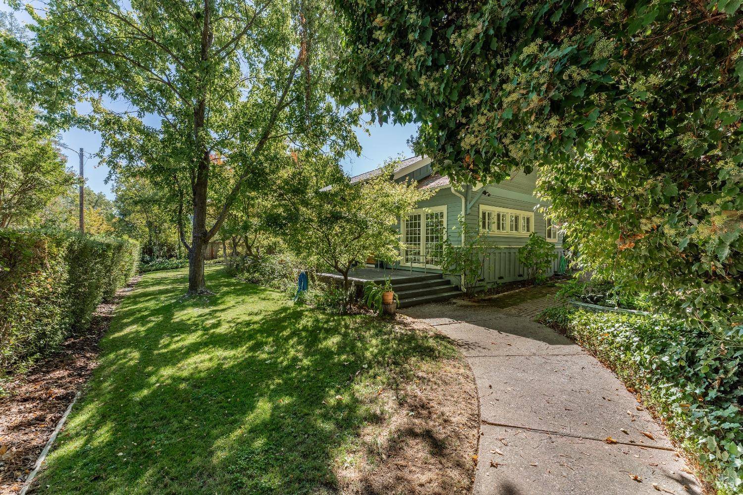 Ukiah, CA 95482,416 Oak Park AVE