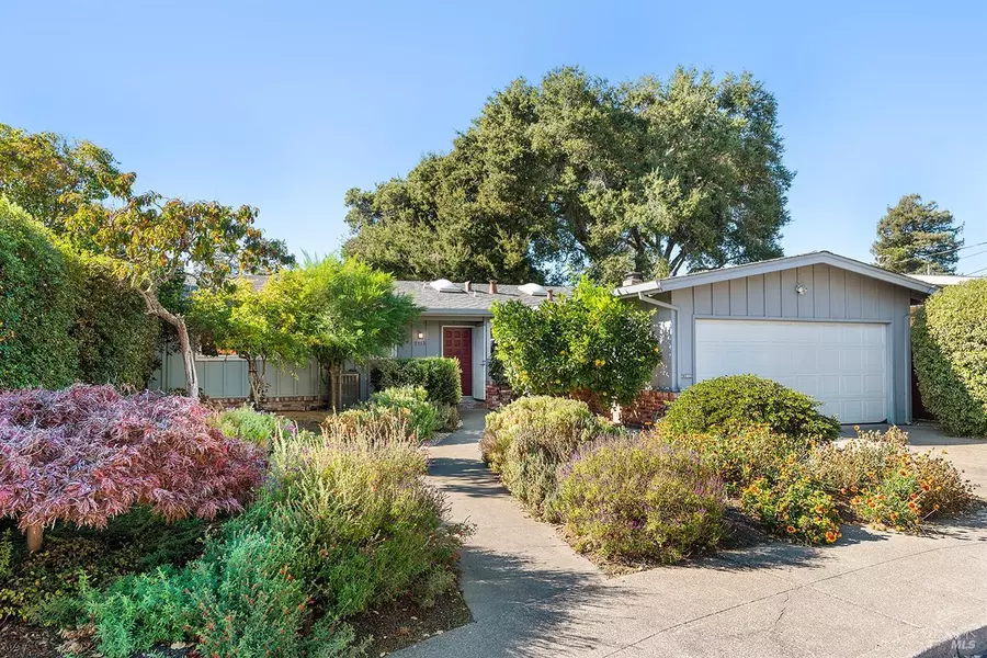 2113 Harris CT, Santa Rosa, CA 95401