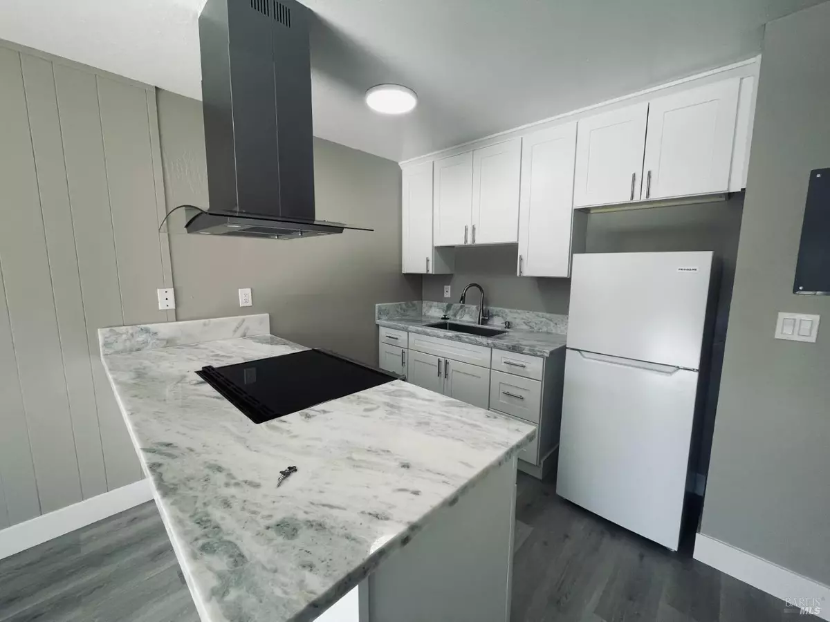 San Anselmo, CA 94960,20 Luna LN 1