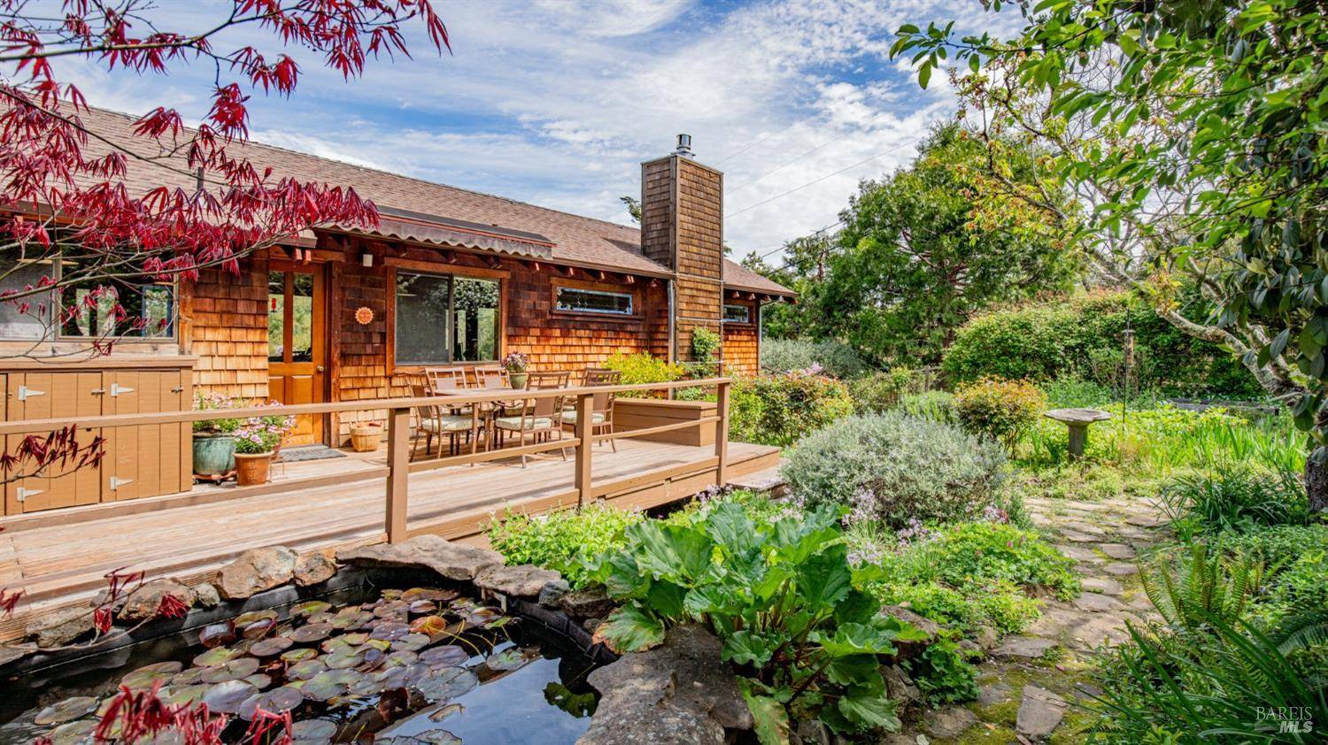 11 Holly LN, Woodacre, CA 94973