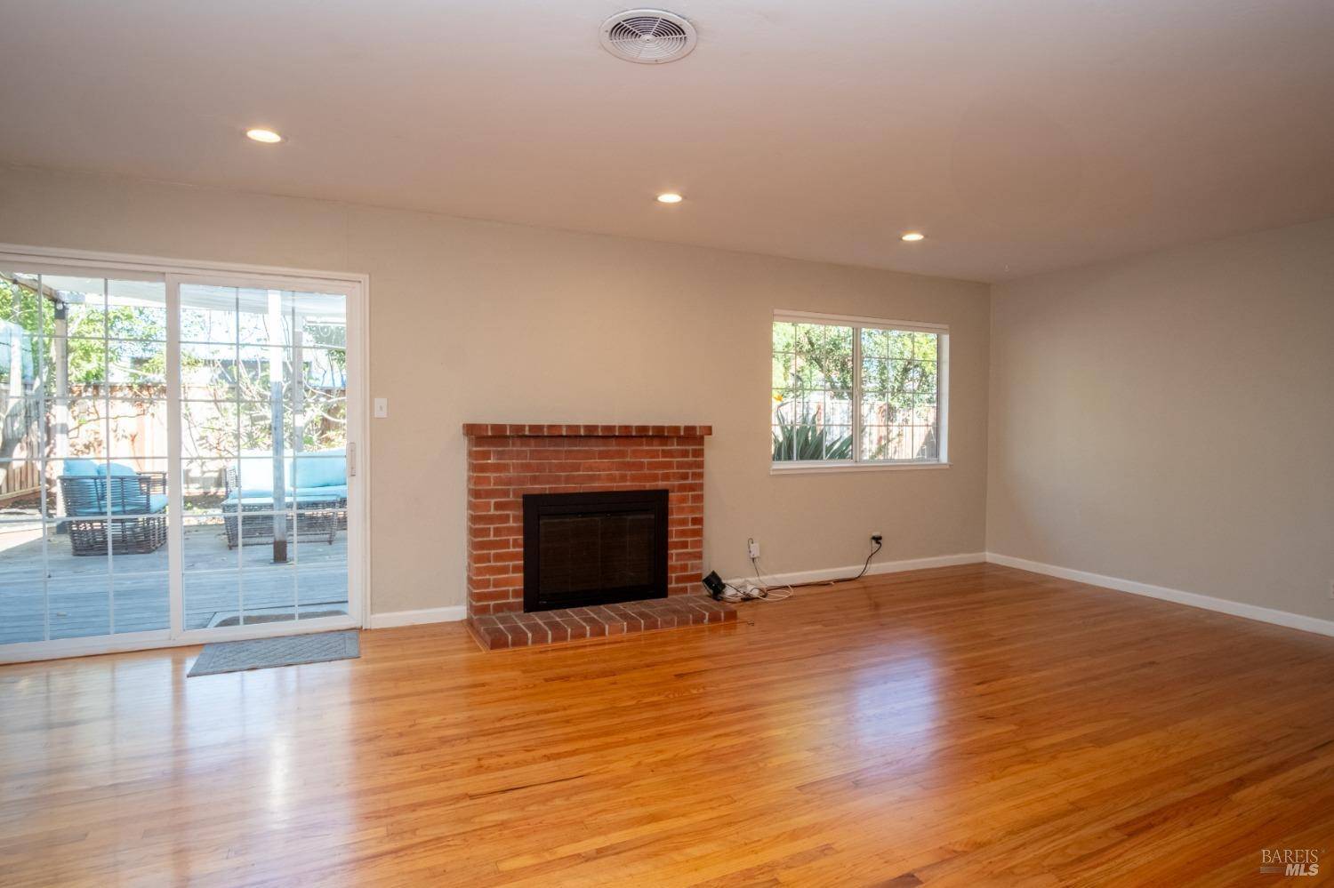 Petaluma, CA 94954,1425 Weaverly DR