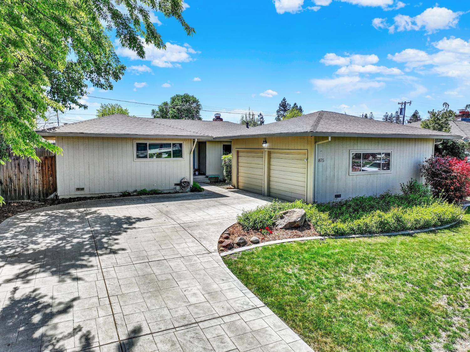 875 W B ST, Dixon, CA 95620