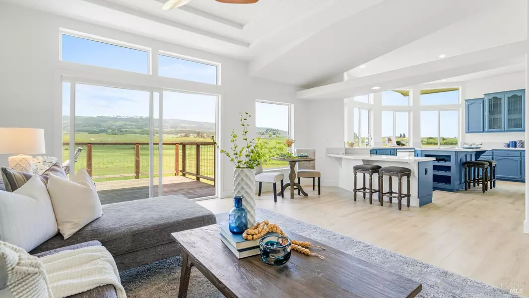 160 Davis LN, Penngrove, CA 94951