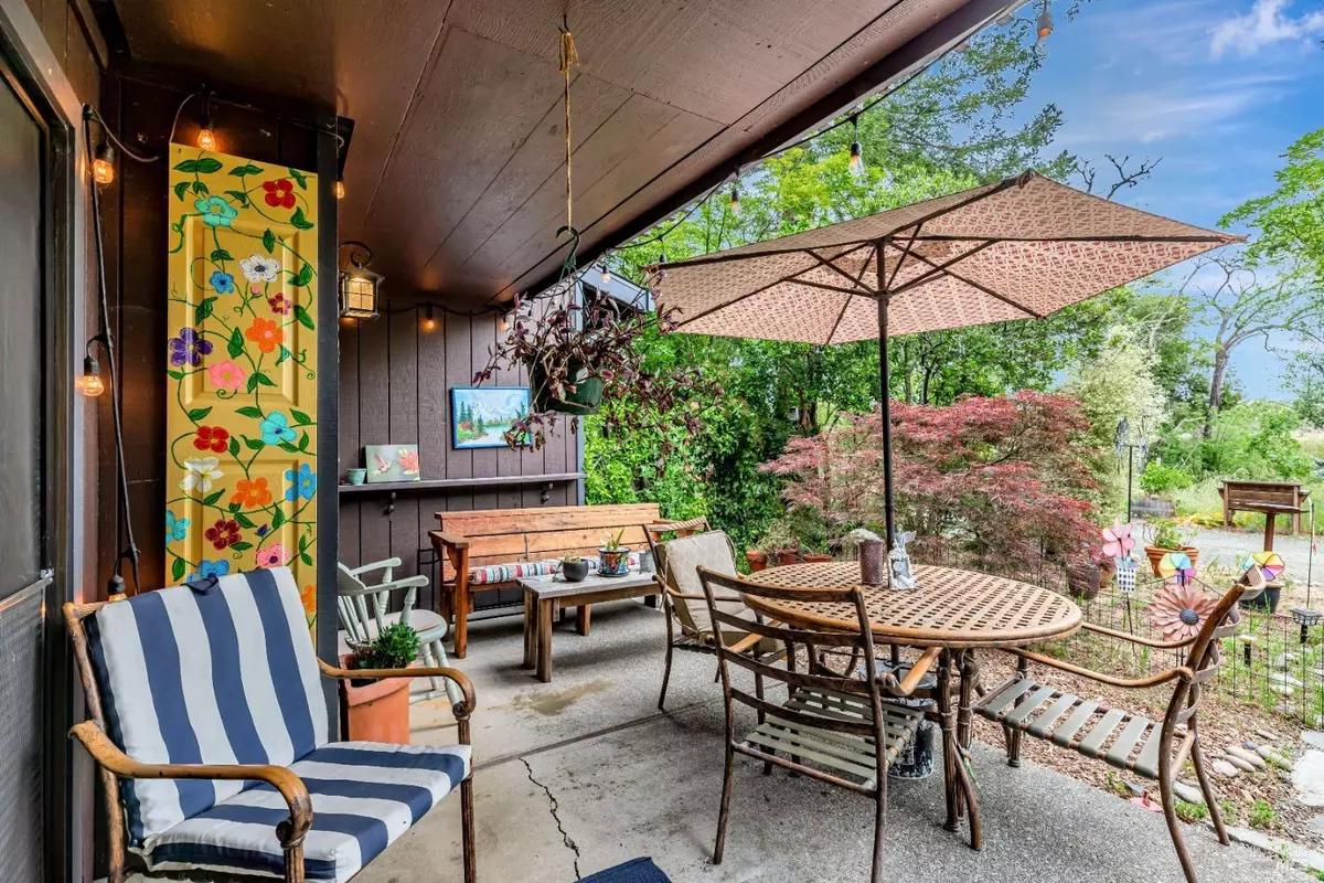 Santa Rosa, CA 95409,394 Los Alamos RD