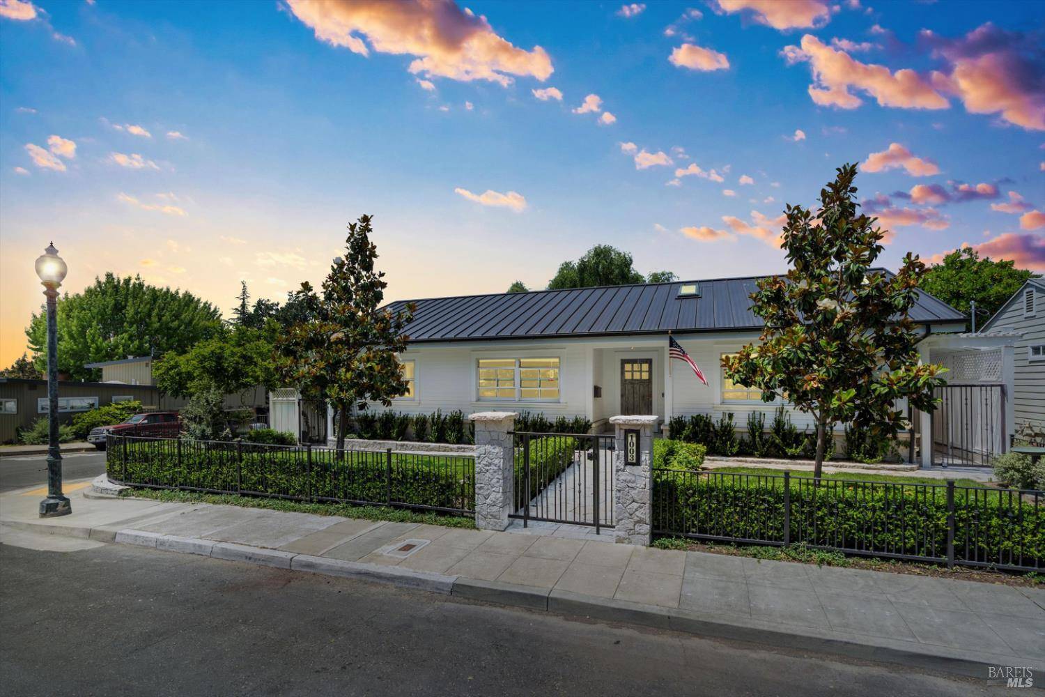 1003 Sunnyside DR, Healdsburg, CA 95448