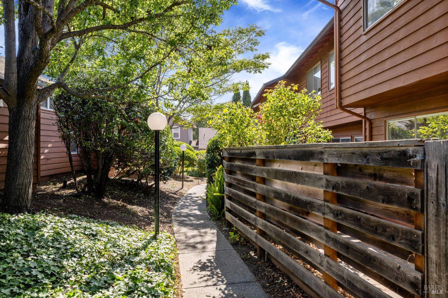 16 Kingston WAY, Cotati, CA 94931