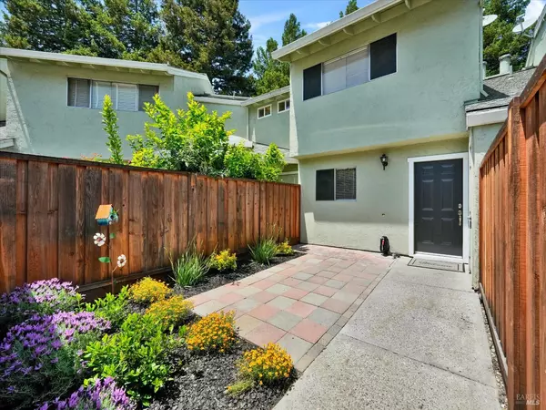 576 Racquet Club CIR, Rohnert Park, CA 94928