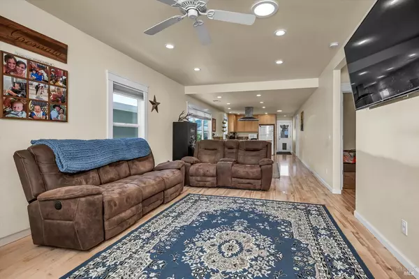 Cloverdale, CA 95425,211 Mulberry ST