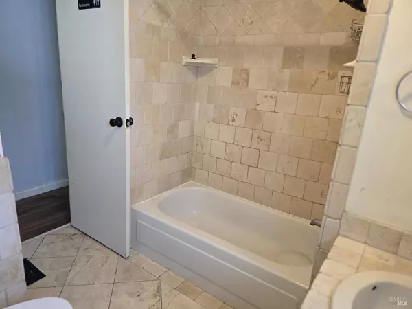 Santa Rosa, CA 95407,215 Apple LN