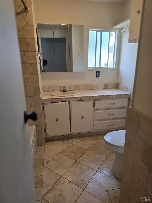 Santa Rosa, CA 95407,215 Apple LN
