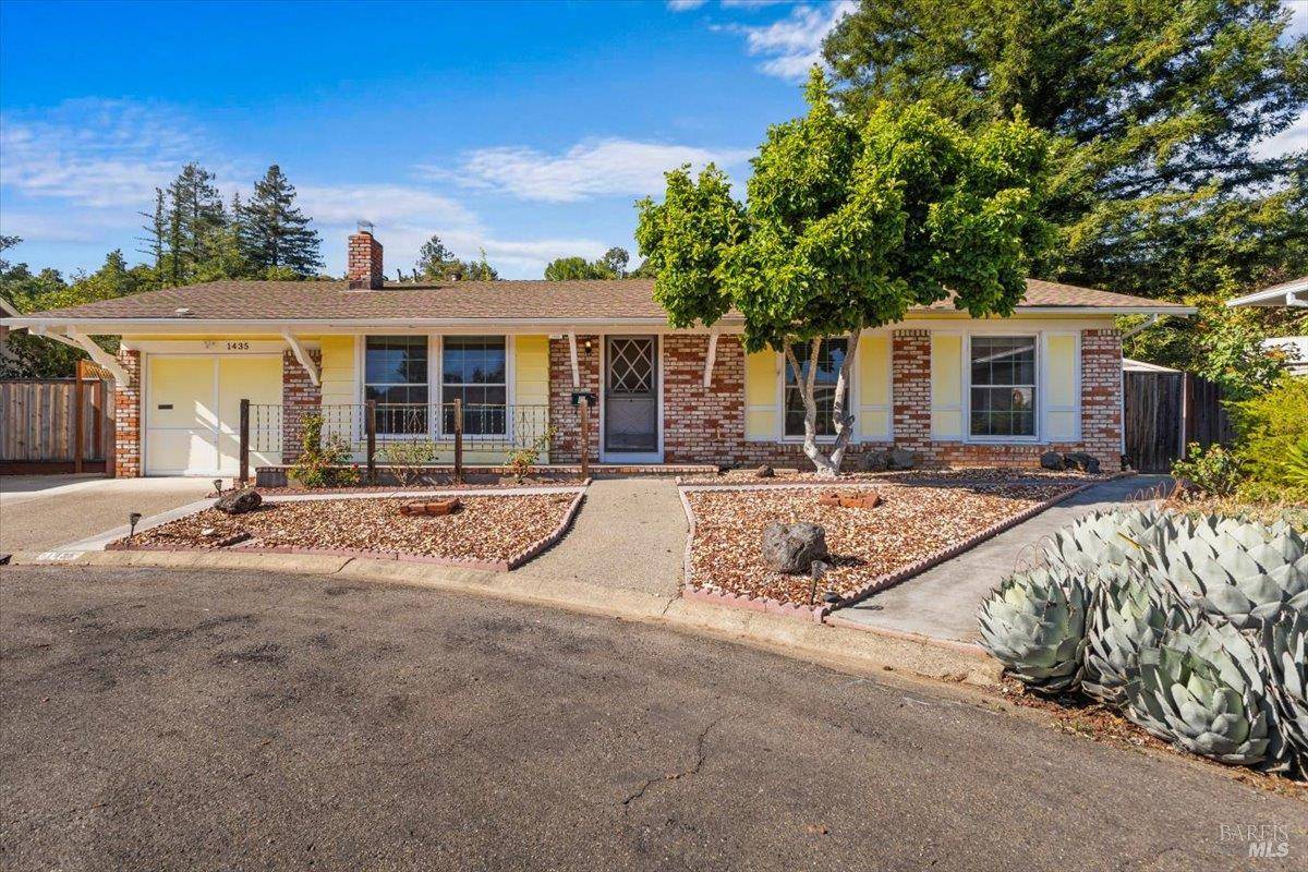 1435 Oak CIR, Healdsburg, CA 95448