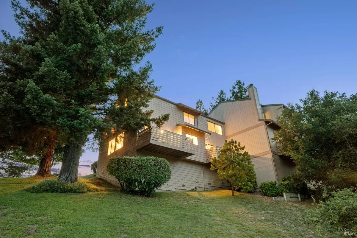 Novato, CA 94947,2 Columbine LN