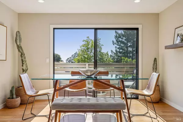 Novato, CA 94947,2 Columbine LN