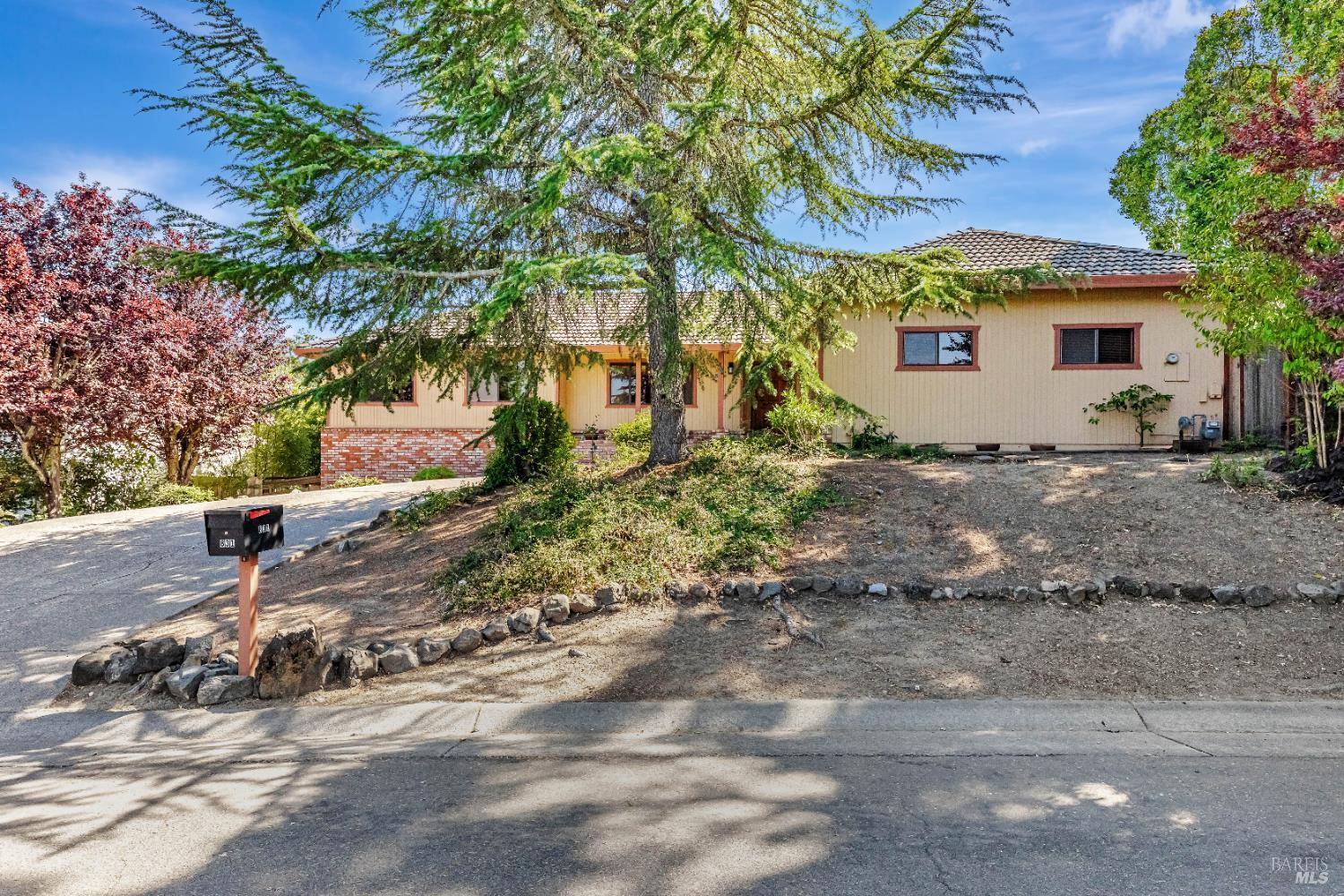 831 March AVE, Healdsburg, CA 95448
