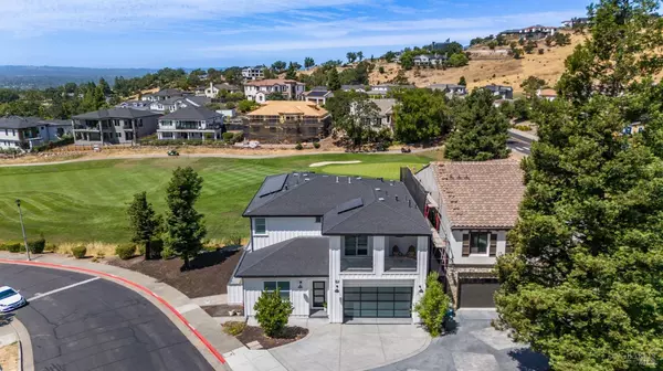 5702 Fairway Knoll LN, Santa Rosa, CA 95403