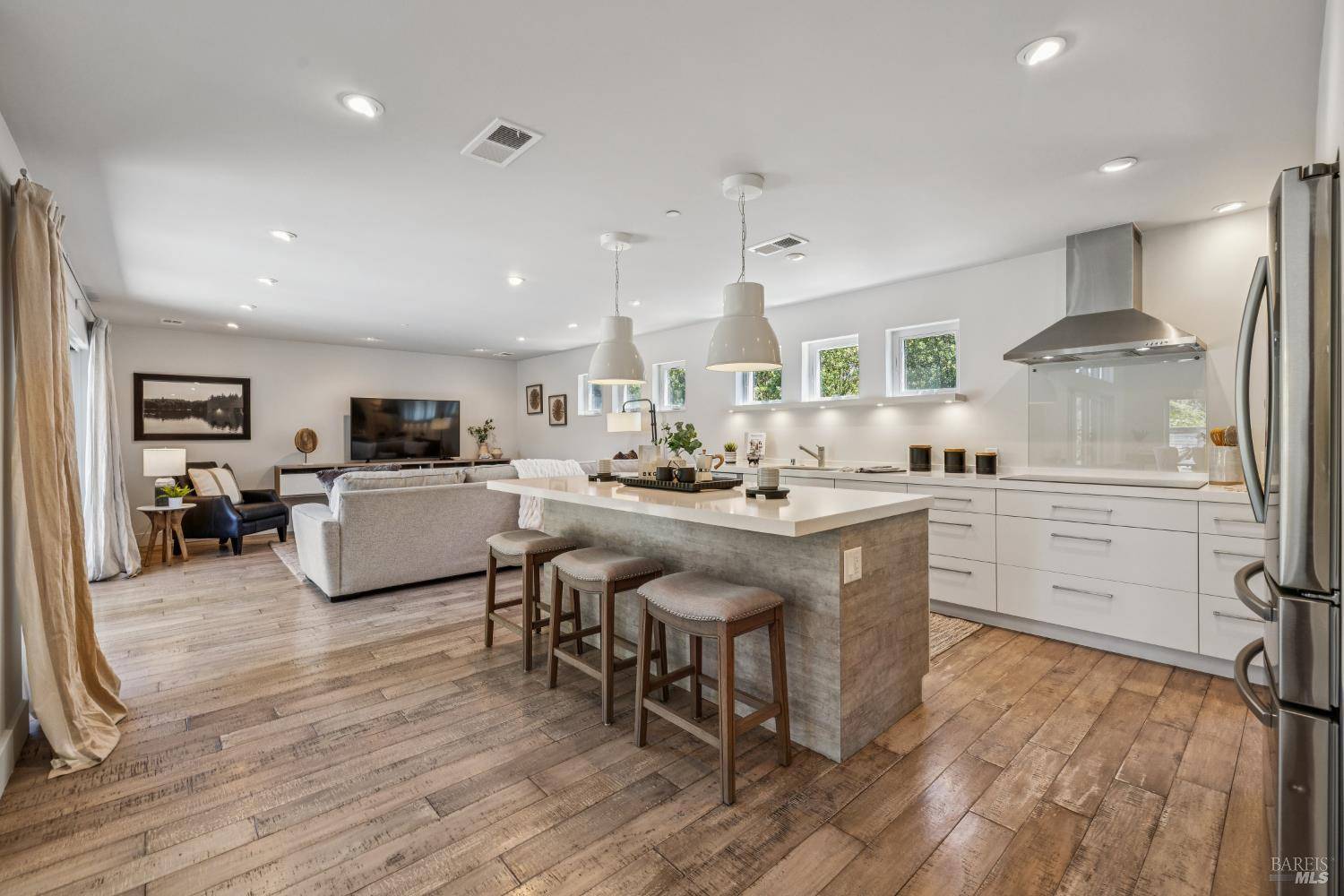 Tiburon, CA 94920,17 Juno RD