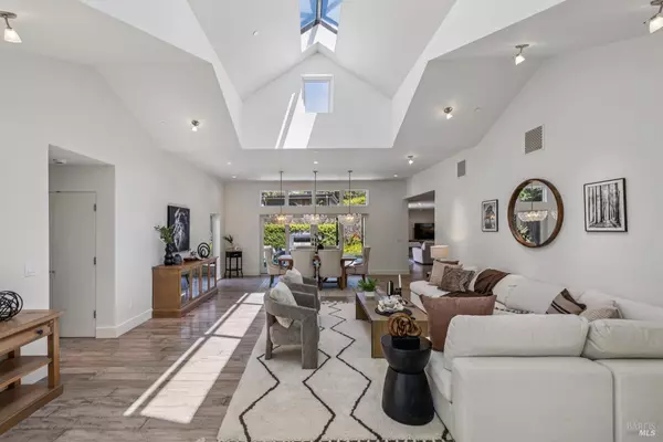 Tiburon, CA 94920,17 Juno RD