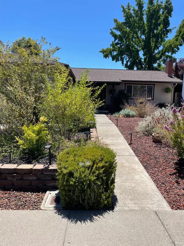 618 Crestview DR, Vacaville, CA 95688